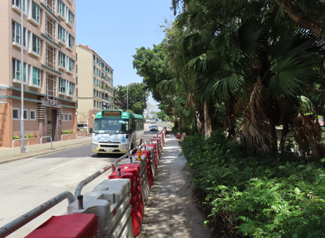 A bus driving down a street

AI-generated content may be incorrect.